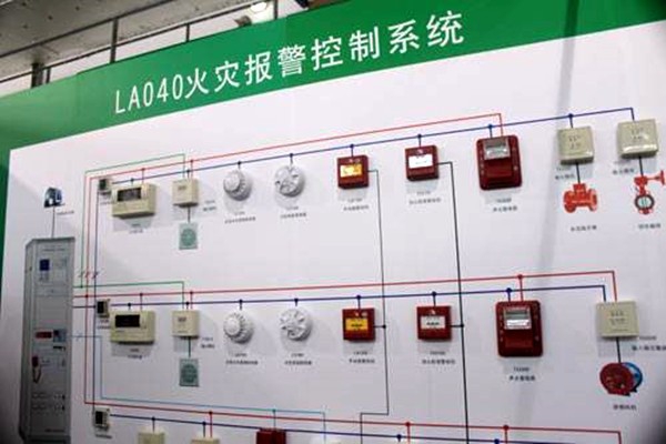 出現(xiàn)火警時(shí)，樓宇控制系統(tǒng)如何快速做出反應(yīng)？